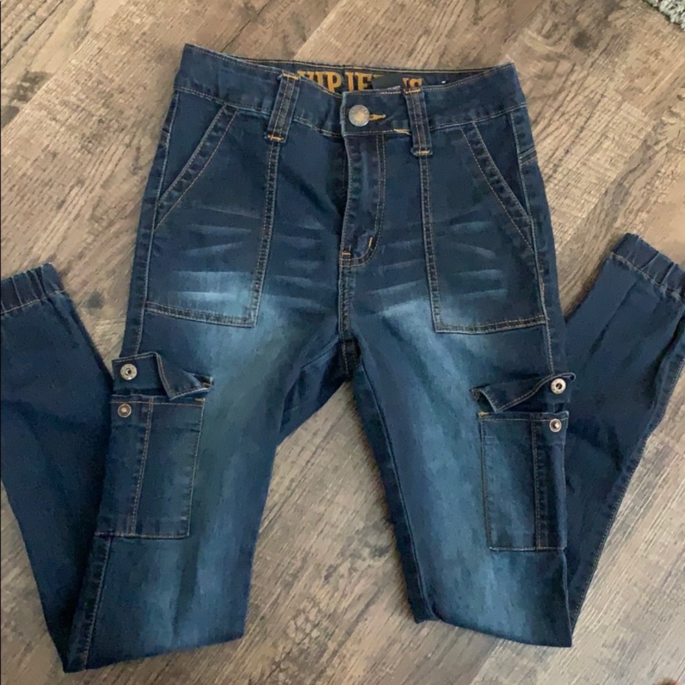 Skinny jeans with great detailing 🌸🌸👖